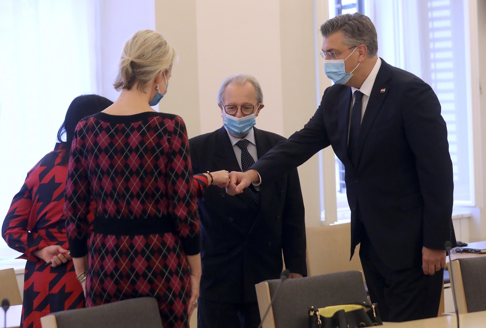 Zagreb, 22.11.2021. - Premijer Andrej Plenković primio je predsjednika Međunarodnog rezidualnog mehanizma za kaznene sudove (MRMKS) Carmela Agiusa. Na fotografiji Ana Cristina Rodriguez-Pineda, Amanda Molesworth, Carmelo Agius, Andrej Plenković.  foto HINA/ Daniel KASAP/ dk