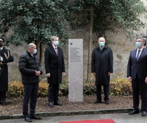 Otočec na Krki, 22.11.2021 - Premijer Andrej Plenković (L4) sastao se sa slovenskim kolegom Janezom Janšom (L1) u Otočcu na Krki. Dvojica premijera sudjelovali su na otkrivanju spomen-ploče kod dvorca Otočec. Uz predsjednike Vlade na svečanosti su prisustvovali i bivši predsjednik Vlade Republike Hrvatske Franjo Gregurić (L3) i Alojz Peterle (L2), bivši predsjednik Vlade Republike Slovenije.
Foto Hina/ Dario GRZELJ/ dag
