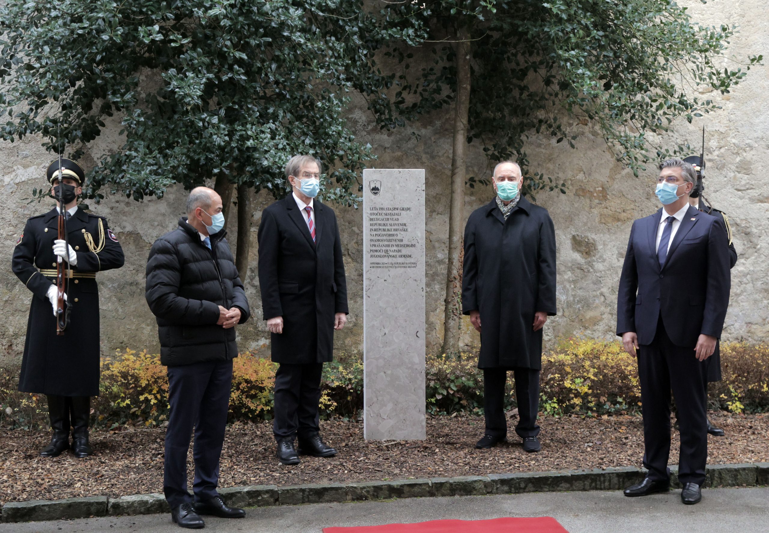 Otočec na Krki, 22.11.2021 - Premijer Andrej Plenković (L4) sastao se sa slovenskim kolegom Janezom Janšom (L1) u Otočcu na Krki. Dvojica premijera sudjelovali su na otkrivanju spomen-ploče kod dvorca Otočec. Uz predsjednike Vlade na svečanosti su prisustvovali i bivši predsjednik Vlade Republike Hrvatske Franjo Gregurić (L3) i Alojz Peterle (L2), bivši predsjednik Vlade Republike Slovenije.
Foto Hina/ Dario GRZELJ/ dag