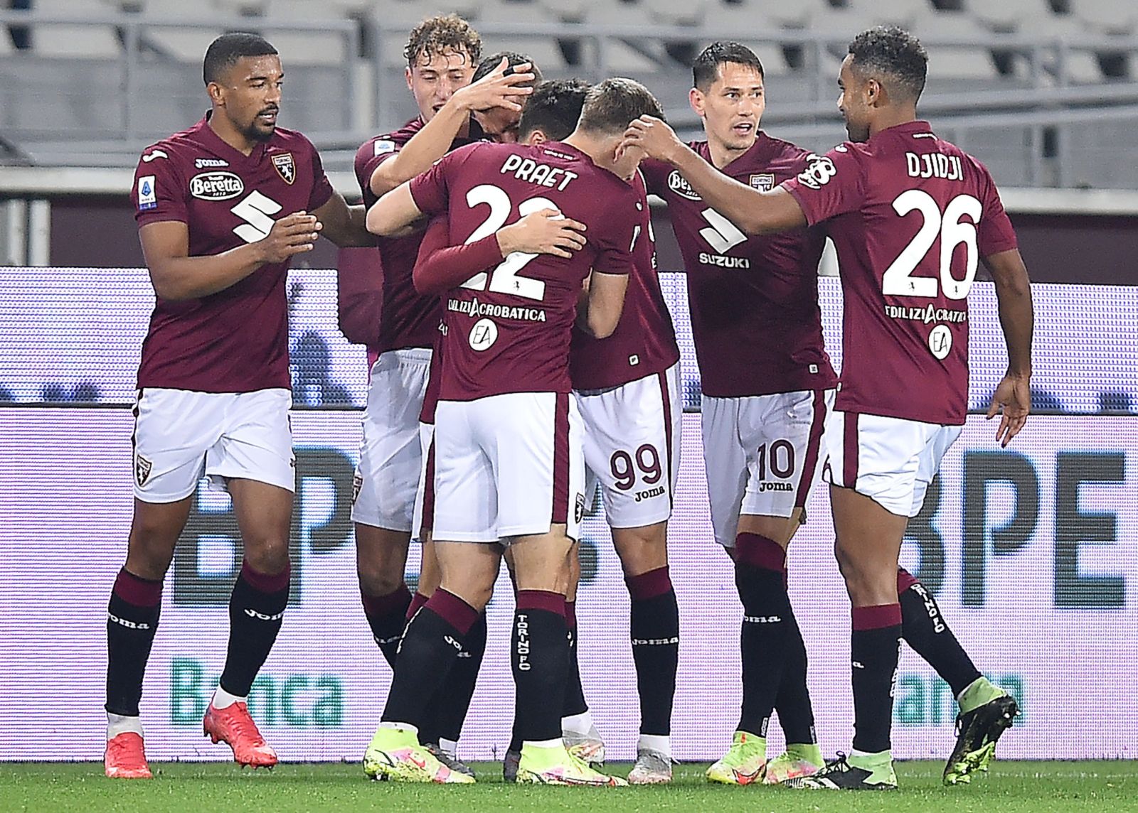 epa09598115 Torino’s Josip Brekalo jubilates after scoring the goal (1-0) during the Italian Serie A soccer match Torino FC vs Udinese Calcio at the Olimpico Grande Torino in Turin, Italy, 22 November 2021.  EPA/ALESSANDRO DI MARCO