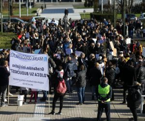 Zagreb, 23.11.2021. - Facebook grupa "Majke odgojiteljice (Zagreb)" i Građanska inicijativa "Djeca su budućnost", održala je najavljeni organizirani prosvjed ispred zgrade Poglavarstva Grada Zagreba". Tema prosvjeda je protiv ukidanja mjere "Roditelj odgojitelj" i borba za stečena prava.  foto HINA/ Daniel KASAP/ dk