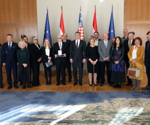 Zagreb, 23.11.2021. - Predsjednik Republike Hrvatske Zoran Milanoviæ odlikovao je Redom hrvatskog trolista ratne izvjestitelje iz Domovinskog rata arka Plevnika i posmrtno eljka Ruièiæa. foto HINA/ Lana SLIVAR DOMINIÆ/ lsd