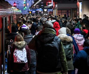 epa09599289 People wearing face masks jostle for a train inside the main station in Duesseldorf, Germany, 23 November 2021. Due to the increase in the number of infections, North Rhine-Westphalia state is tightening the coronavirus rules from 24 November. The focus is on 2G (vaccinated or convalescent) in the leisure sector and 3G (vaccinated or convalescent or with negative test) in the workplace. Nationwide, the 3G rule will apply on buses and trains as well as at the workplace. The 3G rules are expected to result in around one million citizen tests per day in North Rhine-Westphalia at the workplace, among other places. Unvaccinated people should also reconsider their negative attitudes towards vaccination as a result of the new regulations. Germany is dealing with a high number of new coronavirus COVID-19 infections.  EPA/SASCHA STEINBACH