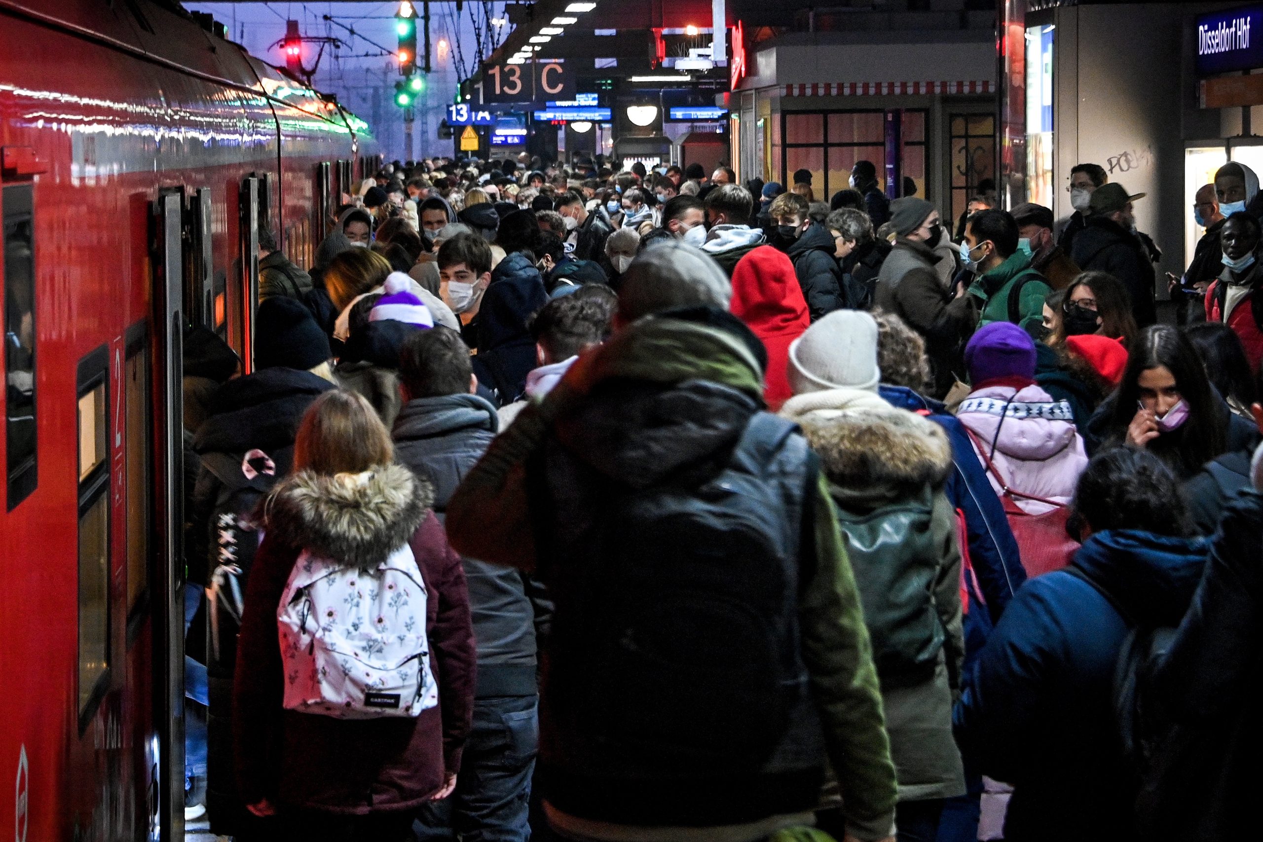 epa09599289 People wearing face masks jostle for a train inside the main station in Duesseldorf, Germany, 23 November 2021. Due to the increase in the number of infections, North Rhine-Westphalia state is tightening the coronavirus rules from 24 November. The focus is on 2G (vaccinated or convalescent) in the leisure sector and 3G (vaccinated or convalescent or with negative test) in the workplace. Nationwide, the 3G rule will apply on buses and trains as well as at the workplace. The 3G rules are expected to result in around one million citizen tests per day in North Rhine-Westphalia at the workplace, among other places. Unvaccinated people should also reconsider their negative attitudes towards vaccination as a result of the new regulations. Germany is dealing with a high number of new coronavirus COVID-19 infections.  EPA/SASCHA STEINBACH