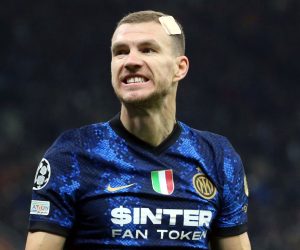 epa09601309 Inter Milan’s Edin Dzeko jubilates after scoring the 1-0 during he UEFA Champions League group  D soccer match between FC Inter and Shakhtar Donetsk  at Giuseppe Meazza stadium in Milan, Italy, 24 November 2021.  EPA/MATTEO BAZZI
