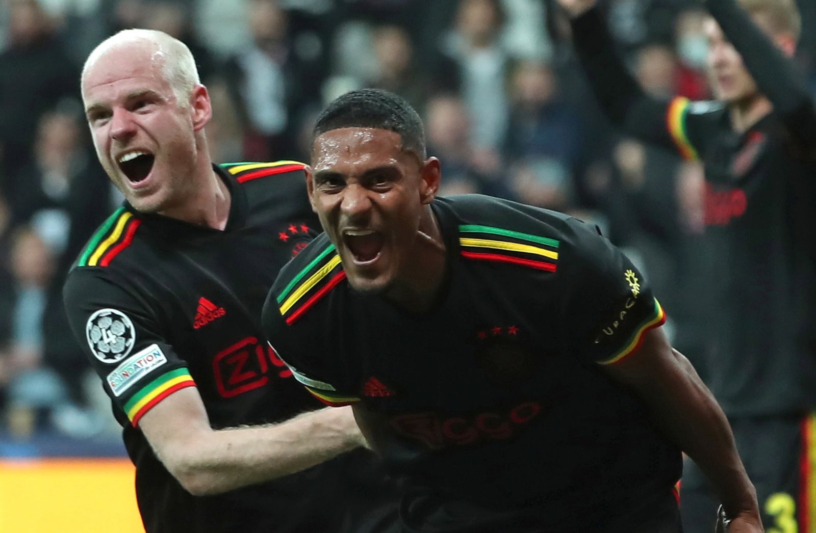 epa09601306 AFC Ajax Sebastien Haller (C) celebrates with teammates after scoring the 2-1 lead during the UEFA Champions League Group C match between Besiktas and AFC Ajax in Istanbul, Turkey, 24 November 2021.  EPA/ERDEM SAHIN
