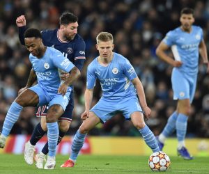 epa09601468 Paris Saint-Germain's Lionel Messi (C) in action against Manchester City's Raheem Sterling (L) and Oleksandr Zinchenko (R) during the UEFA Champions League group A soccer match between Manchester City and Paris Saint-Germain (PSG) in Manchester, Britain, 24 November 2021.  EPA/Peter Powell