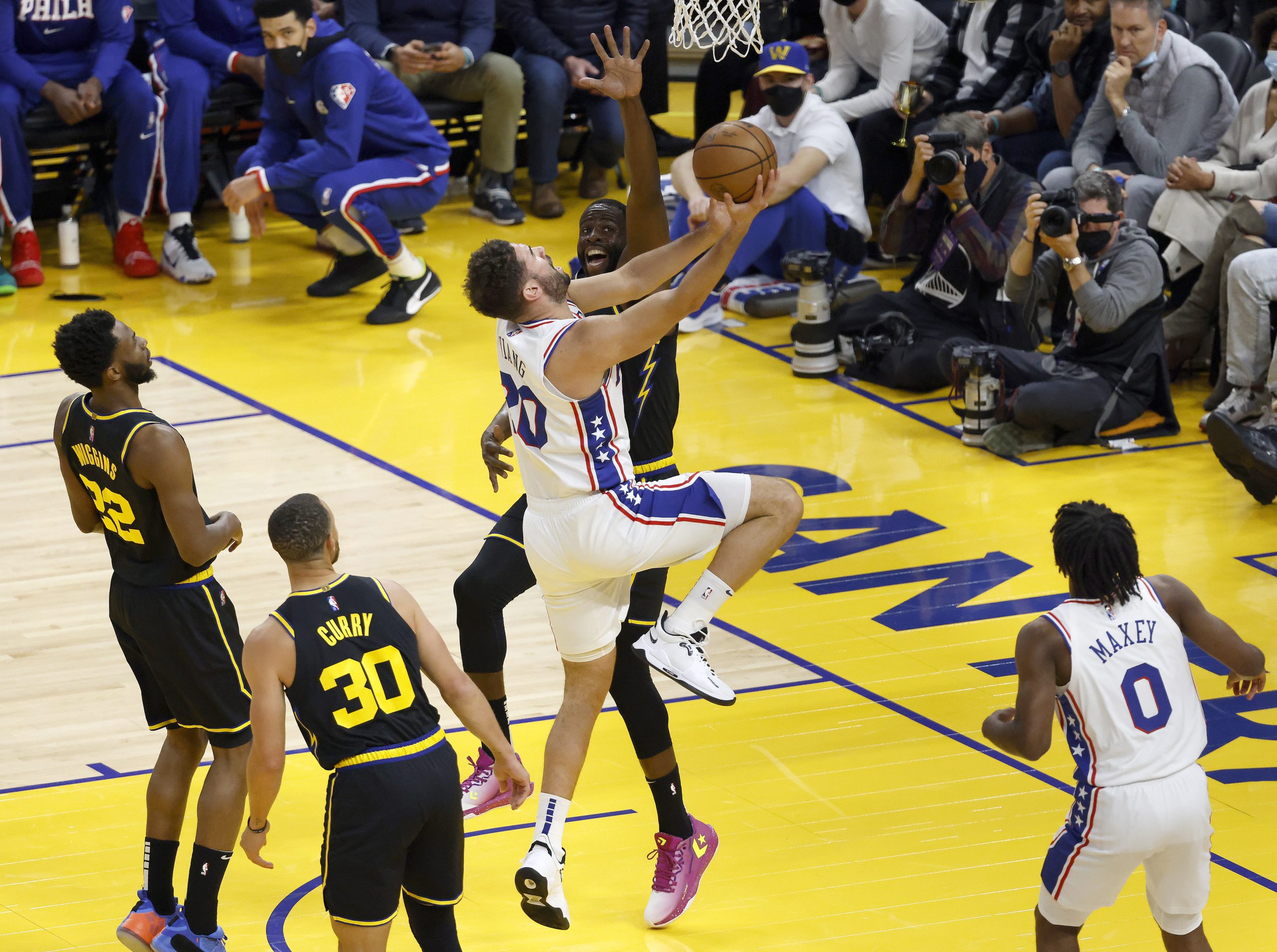 epa09601967 Philadelphia 76ers forward Georges Niang (C) goes to the basket for two points as Golden State Warriors forward Draymond Green (R) defends during the first half of the NBA game at Chase Center in San Francisco, California, USA, 24 November 2021.  EPA/JOHN G. MABANGLO  SHUTTERSTOCK OUT