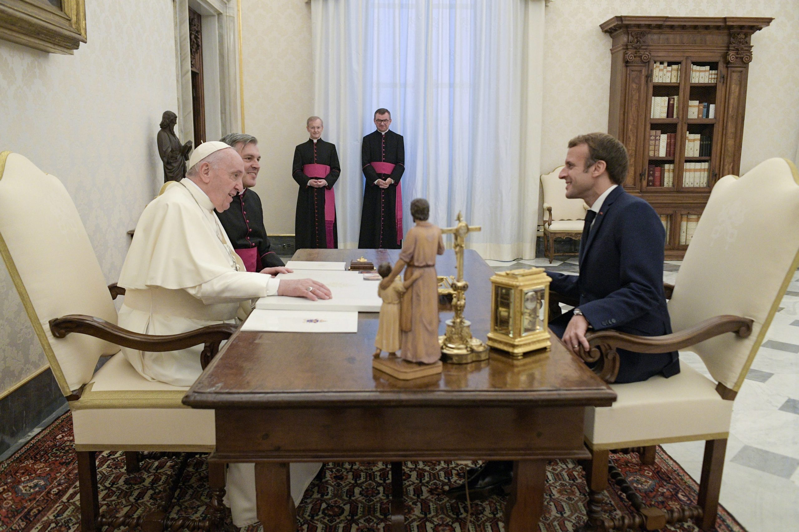 epa09604493 A handout picture provided by the Vatican Media shows Pope Francis (L) receives French President Emmanuel Macron for a private audience in Vatican City, 26 November 2021.  EPA/VATICAN MEDIA
