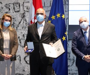 Zagreb, 26.11.2021 - Svecana dodjela Dravne nagrade za sport "Franjo Bucar" za 2021. godinu. Na slici dobitnik nagrade "Franjo Bucar" za 2021. Slavko Trninic, ministrica sporta Nikolina Brnjac i Tomislav Krsticevic, predsjednik Odbora dravne nagrade sporta Franjo Bucar.
foto HINA/ Damir SENCAR/ ds