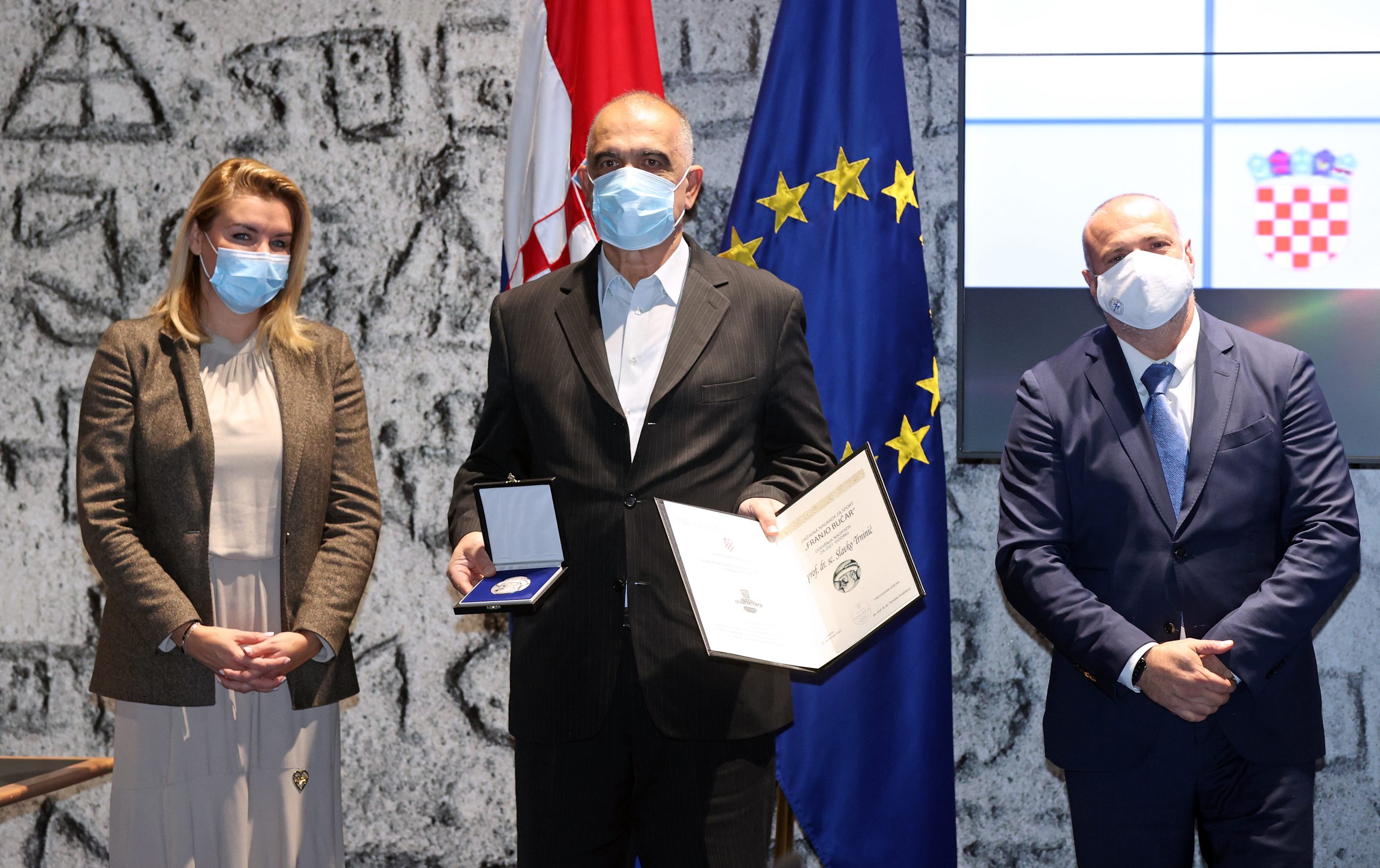 Zagreb, 26.11.2021 - Svecana dodjela Dravne nagrade za sport "Franjo Bucar" za 2021. godinu. Na slici dobitnik nagrade "Franjo Bucar" za 2021. Slavko Trninic, ministrica sporta Nikolina Brnjac i Tomislav Krsticevic, predsjednik Odbora dravne nagrade sporta Franjo Bucar.
foto HINA/ Damir SENCAR/ ds