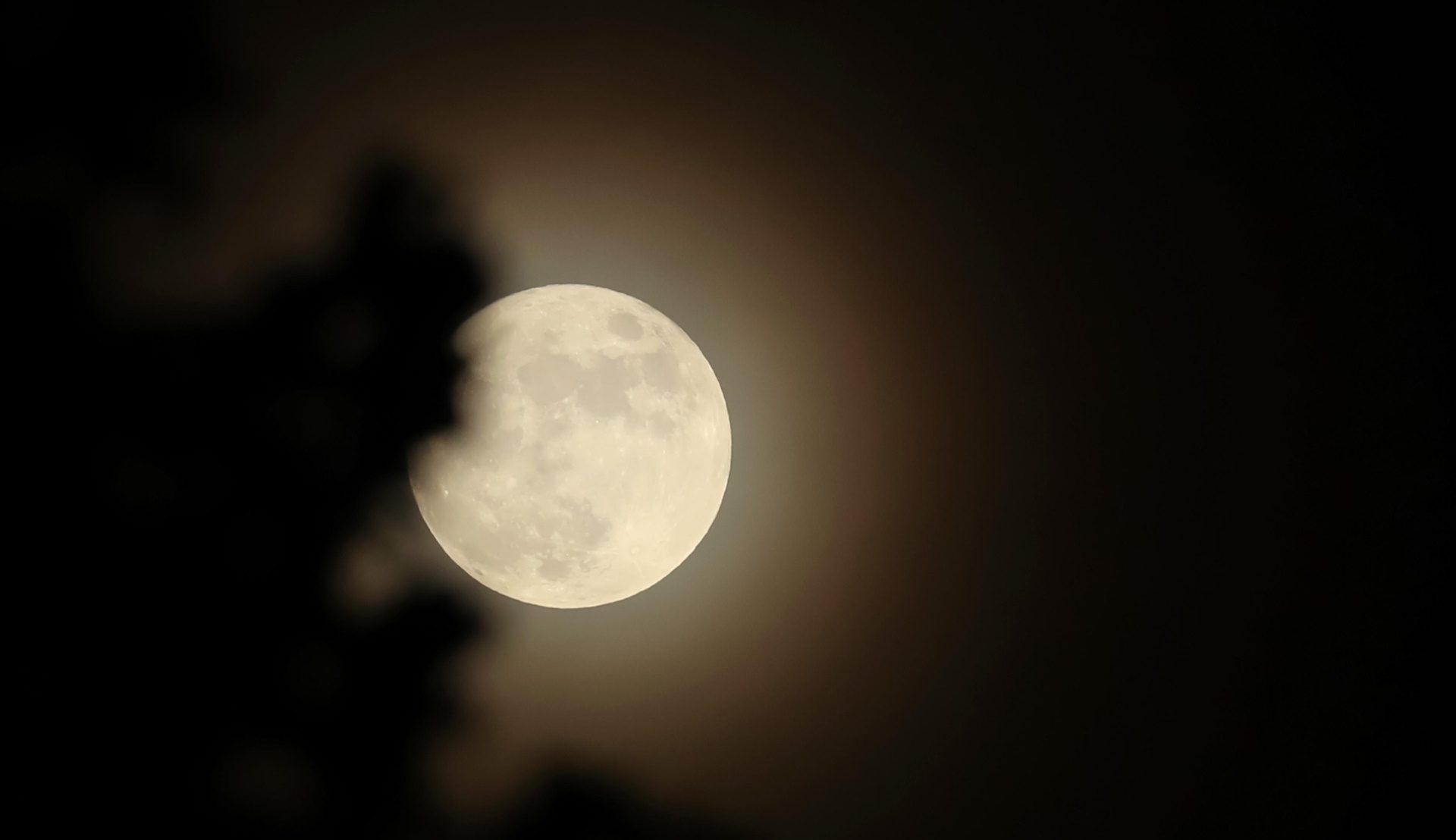 20.10.2021., Zagreb - Pun mjesec nad Zagrebom.
Pixsell/Luka Stanzl
