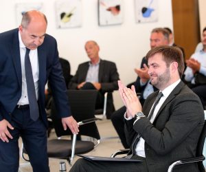 02.07.2020., Zagreb - Objava poziva za iskaz interesa zainteresiranim partnerima za razvoj i prodaju projekata obnovljivih izvora energije te predstavljanje suradnje s jedinicama lokalne samouprave na projektima suncanih elektrana. Predsjednik Uprave HEP-a Frane Barbaric i ministar zastite okolisa i energetike Tomislav Coric. 
Photo: Goran Stanzl/PIXSELL