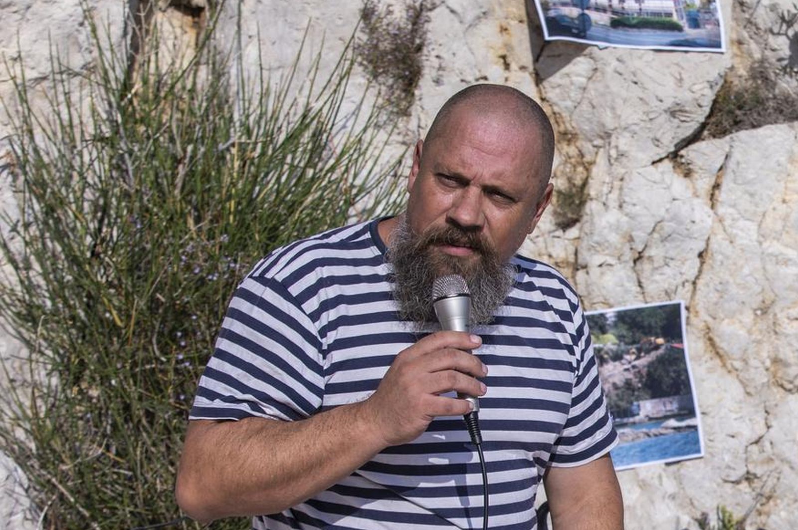 02.10.2021., Zadvarje, Vruja - Odrzan je 2. Festival bespravne gradnje i devastacije prirode u uvali Vruja. Program je obuhvacao desant brodova na Vruju, dodjelu nagrade "Zlatna Vruja" za drugu najljepsu devastaciju pomorskog dobra te promociju romona Jurice Pavicica.
Boris Dezulovic, Jurica Pavicic
Photo: Miroslav Lelas/PIXSELL