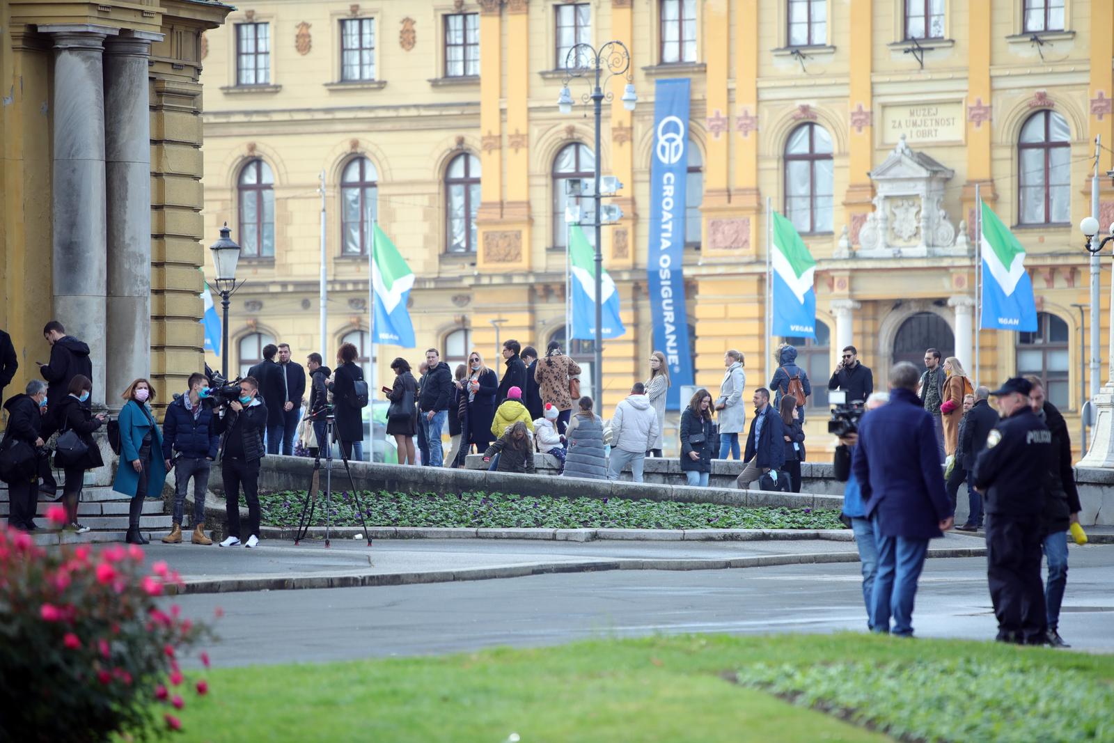 03.11.2021. Zagreb - Ispred HNK  je krenula prodaja ulaznica za balet Orasar P. I. Cajkovskog