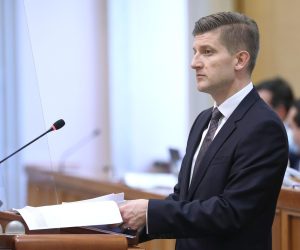 03.11.2021., Zagreb - Ministar financija Zdravko Maric u  sabornici brani prijedlog rebalansa proracuna, a kasno popodne ga jos ceka rasprava o opozivu na zahtjev oporbenih zastupnik.