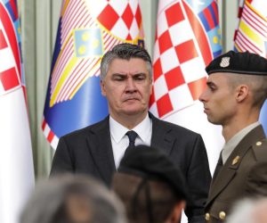 03.11.2021., Zagreb - U Uredu predsjednika na Pantovcaku uprilicen je prijam u prigodi urucenja cinova, casnickih bodeza i rjesenja o prijemu u djelatnu vojnu sluzbu i rasporeda na duznost za kadete 14. i 15. narastaja HV. Predsjednik RH Zoran Milanovic