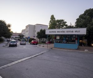 04.10.2021., Split - Ispred KBC Split odrzan je prosvjed podrske onim zdravstvenim radnicima koji se protive uvodenju Covid potvrda u zdravstvo. Prosvjednici su glasnim zvizducima i povicima prekinuli izjavu ravnatelja KBC-a.
Photo: Miroslav Lelas/PIXSELL