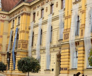 4.11.2020., Zagreb - Umjetnica Ida Blazicko u sklopu projekta Turisticke zajednice Zagreba "Izvan okvira" postavila je instalaciju Hommage Bolleu na zgradu Muzeja za umjetnost i obrt. 
Photo: Goran Stanzl/PIXSELL