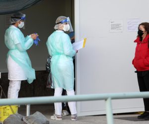 05.10.2021., Sibenik - Ispred sibenske poliklinike, kod kontejnera Zavoda za javno zdravstvo, Sibencani cekaju red za davanje briseva za testiranje na covid-19.