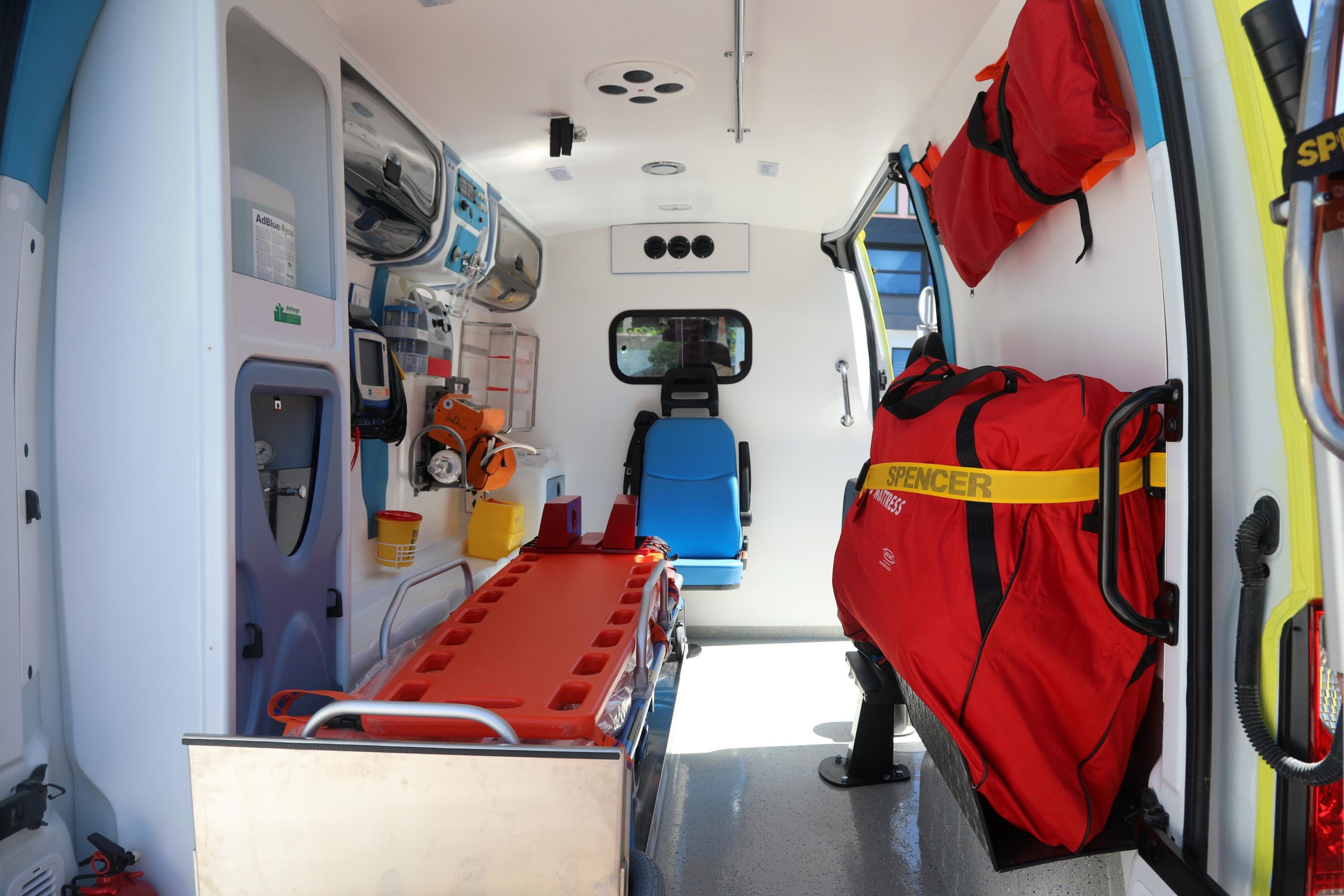 07.07.2021., Sibenik - Primopredaja novih sanitetskih vozila na parkingu Objedinjenog hitnog bolnickog prijema (OHBP). Radi se o vozilu marke Opel Movano ukupne vrijednosti 417.500,00 kn koje ce biti smjesteno u Ispostavi Vodice. Vozilo u potpunosti zadovoljava sve standarde hitne medicinske sluzbe koji su trenutno na snazi te je opremljeno potrebnom medicinskom opremom. Photo: Dusko Jaramaz/PIXSELL