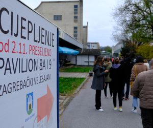 07.11.2021., Zagreb - Guzve za cijepljenje na Velesajmu nastavile su se i u rano nedjeljno jutro. U subotu je cijepljenjo vise od 2.0000 ljudi, a jutros ih je vec 700 cekalo u redu za svoju dozu. Najveci je red bio za primatelje prve doze.