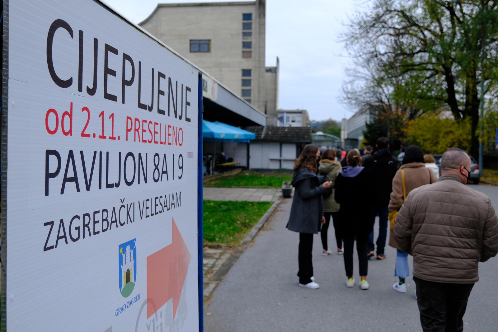 07.11.2021., Zagreb - Guzve za cijepljenje na Velesajmu nastavile su se i u rano nedjeljno jutro. U subotu je cijepljenjo vise od 2.0000 ljudi, a jutros ih je vec 700 cekalo u redu za svoju dozu. Najveci je red bio za primatelje prve doze.