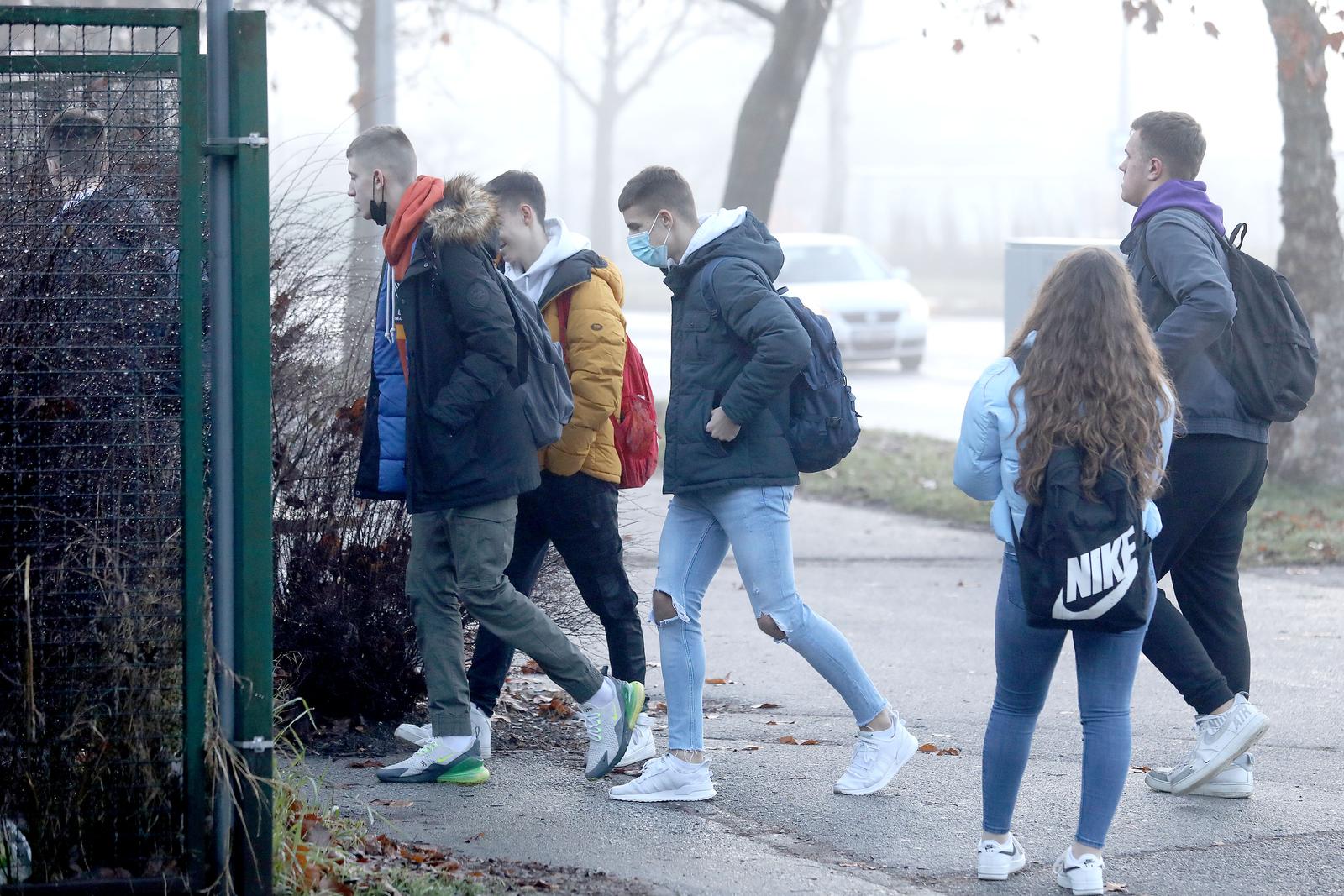 08.02.2021., Zagreb -Danas su se u Zagrebu ucenici svih razreda srednjih skola vratili u skole, odnosno nastava ce se organizirati prema modelu A. Grad Zagreb, prema podacima MZO-a, ima 35.417 ucenika srednjih skola, a ako im se pribroje i osnovnoskolci, od ponedjeljka je u zagrebackim skolskim klupama ukupno 98.2273 ucenika.
Photo: Patrik Macek/PIXSELL