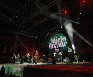 08.08.2015., Pula - Bijelo dugme je slavljenickim koncertom u dupkom punoj Areni pocelo turneju povodom 40 godina postojanja. 
Osnivac i autor pjesama Goran Bregovic i posljednji pjevac benda Alen Islamovic su s orkestrom "zapalili" publiku. Photo: Dusko Marusic/PIXSELL