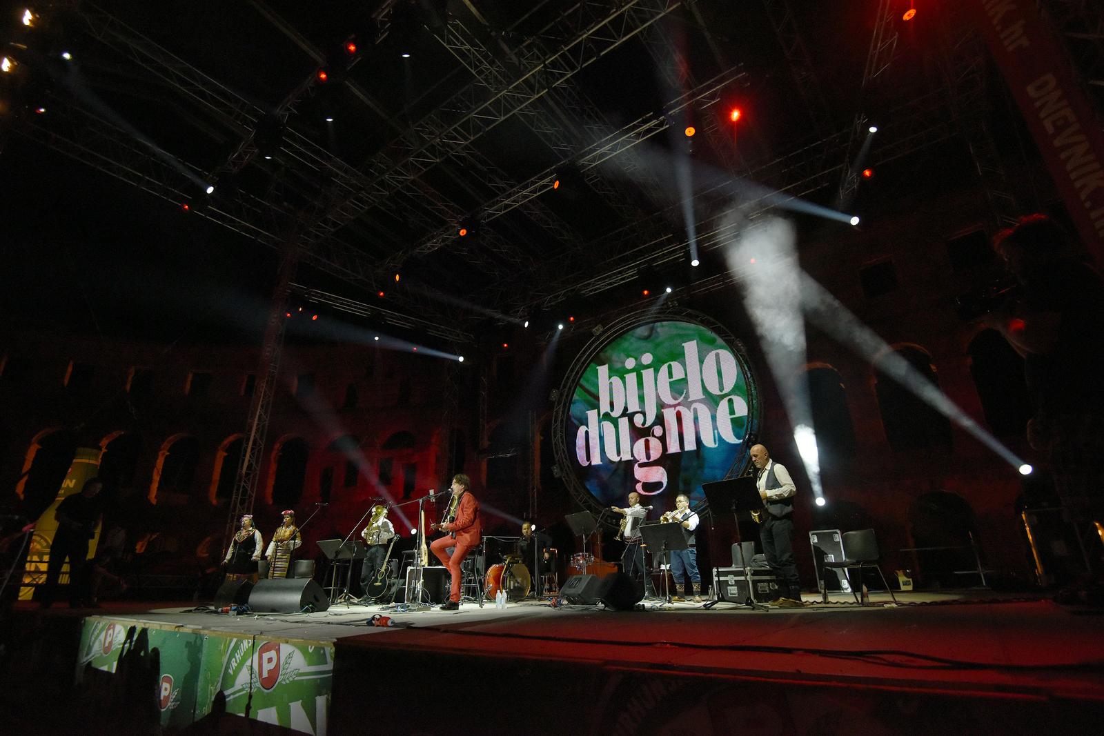 08.08.2015., Pula - Bijelo dugme je slavljenickim koncertom u dupkom punoj Areni pocelo turneju povodom 40 godina postojanja. 
Osnivac i autor pjesama Goran Bregovic i posljednji pjevac benda Alen Islamovic su s orkestrom "zapalili" publiku. Photo: Dusko Marusic/PIXSELL