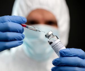 08.11.2021., Zagreb - Ilustrativna fotografija cjepiva protiv bolesti COVID-19 proizvodjaca Pfizer/BioNTech. Zdravstveni djelatnik u zastitnom odijelu i gumenik rukavicama rukuje s bocicom koja predstavlja cijepivo protiv COVID-a