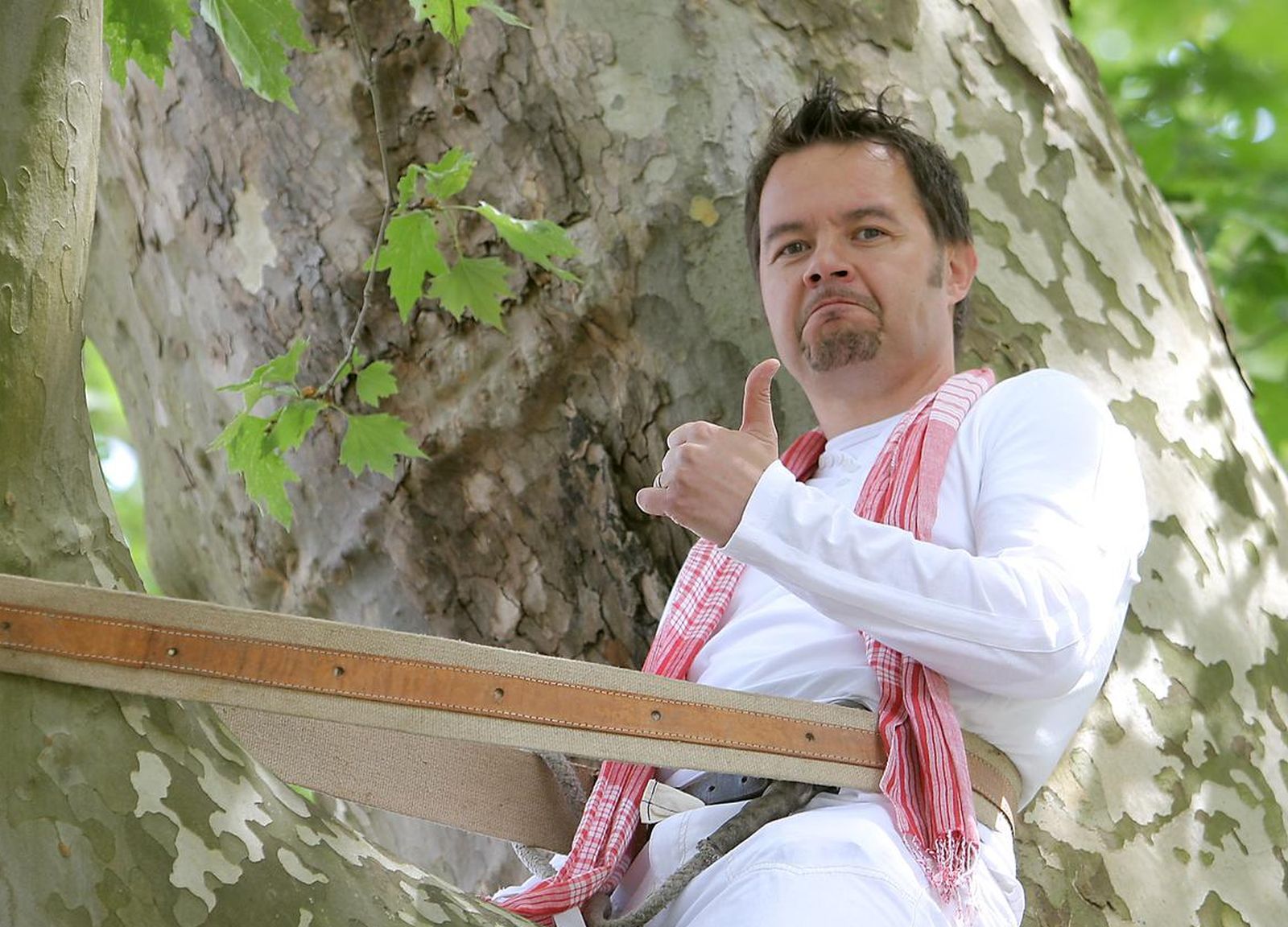 14.05.2009., Zagreb - Nakon zabavnih emisija "Svlacionice", "Mjenjacnice" i "Koledzicom po svijetu", Robert Knjaz i njegova ekipa upravo se bave snimanjem nove emisije koja ce se prikazivat na RTL televiziji. Rijec je o neobicnom talk showu naziva "Najvece hrvatske misterije" u kojem ce Knjaz i njegova "desna ruka", baka Slavica, u svoj putujuci studio dovoditi zanimljive goste pomocu kojih ce, kako kaze Knjaz, pokusati raskrinkati neke od najzapetljanijih misterija u domacem medijskom ringu. Gost ove epizode je Drago Plecko. Photo: Igor Kralj/24sata