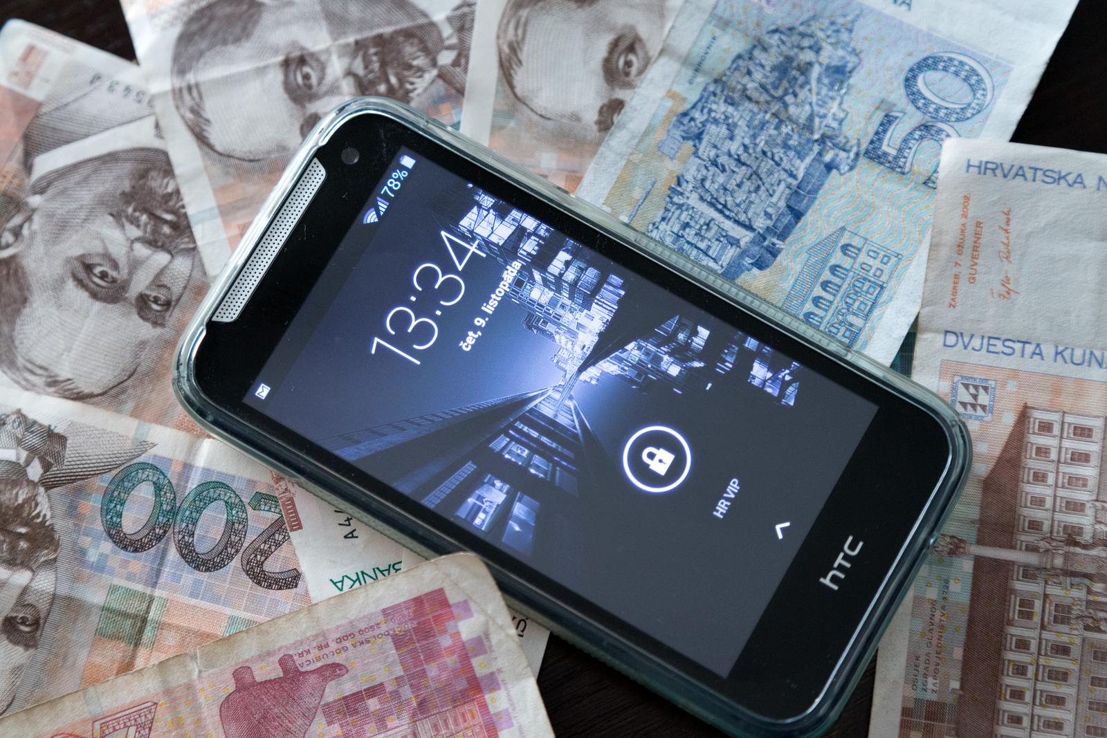 09.10.2014., Zagreb - Velik dio mjesecnih prihoda brojni gradjani odvajaju za placanje racuna za struju, vodu, grijanje i telefon.
Photo: Davor Puklavec/PIXSELL