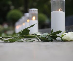 15.06.2021. Mostar - Ispred spomen-obiljezja poginulim braniteljima kod Hrvatskog doma hercega Stjepana Kosace u Mostaru veceras su zapaljene svijece i polozeno cvijece u spomen na pogibiju osmero djece u Vitezu, ciju je igru prekinula eksplozija granate ispaljena s polozaja Armije RBiH. Ispred spomen-obiljezja zapaljeno je osam bijelih svijeca, a pored svake svijece mali kosarkasi iz Hrvatskog kosarkaskog kluba Zrinjski su  polozili  bijele ruze.

Photo: Denis Kapetanovic/PIXSELL