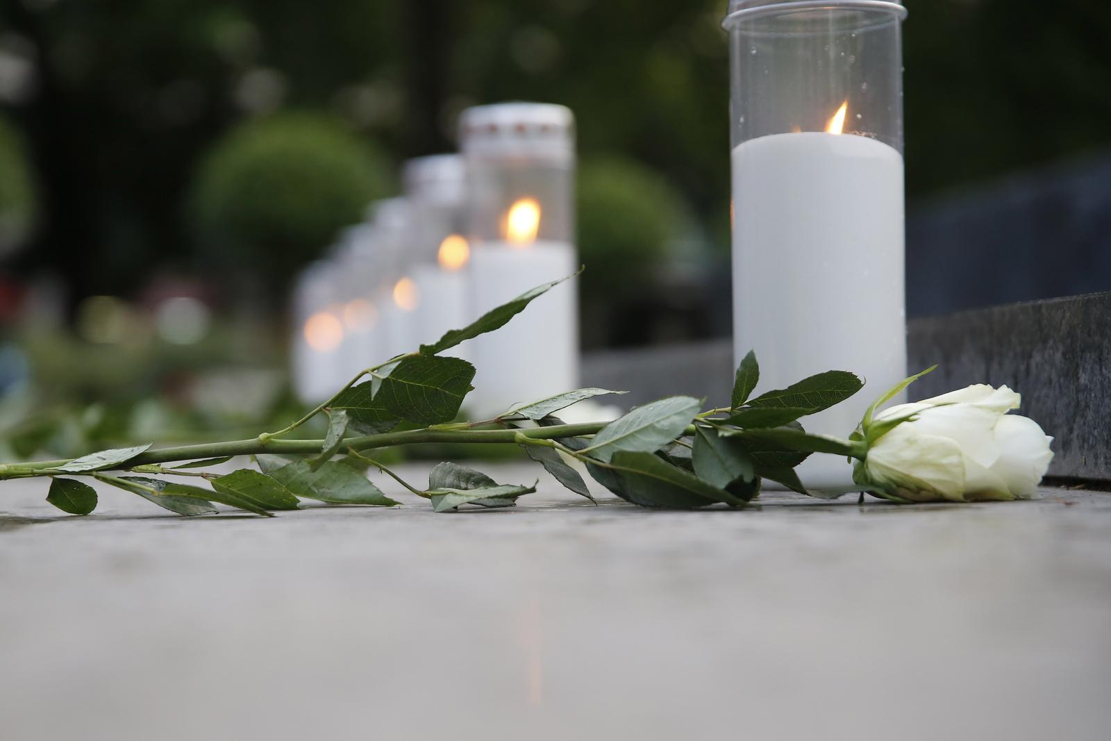 15.06.2021. Mostar - Ispred spomen-obiljezja poginulim braniteljima kod Hrvatskog doma hercega Stjepana Kosace u Mostaru veceras su zapaljene svijece i polozeno cvijece u spomen na pogibiju osmero djece u Vitezu, ciju je igru prekinula eksplozija granate ispaljena s polozaja Armije RBiH. Ispred spomen-obiljezja zapaljeno je osam bijelih svijeca, a pored svake svijece mali kosarkasi iz Hrvatskog kosarkaskog kluba Zrinjski su  polozili  bijele ruze.

Photo: Denis Kapetanovic/PIXSELL