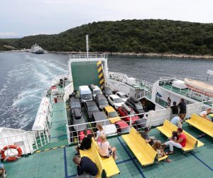 10.08.2021., Trajekti Jadrolinije Kornati i Ilovik prevoze turiste na relaciji Valbiska, Krk - Merag, Cres. 
Photo: Goran Kovacic/PIXSELL