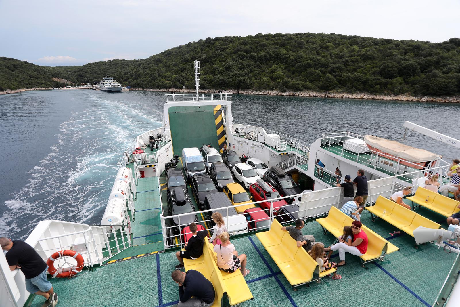 10.08.2021., Trajekti Jadrolinije Kornati i Ilovik prevoze turiste na relaciji Valbiska, Krk - Merag, Cres. 
Photo: Goran Kovacic/PIXSELL