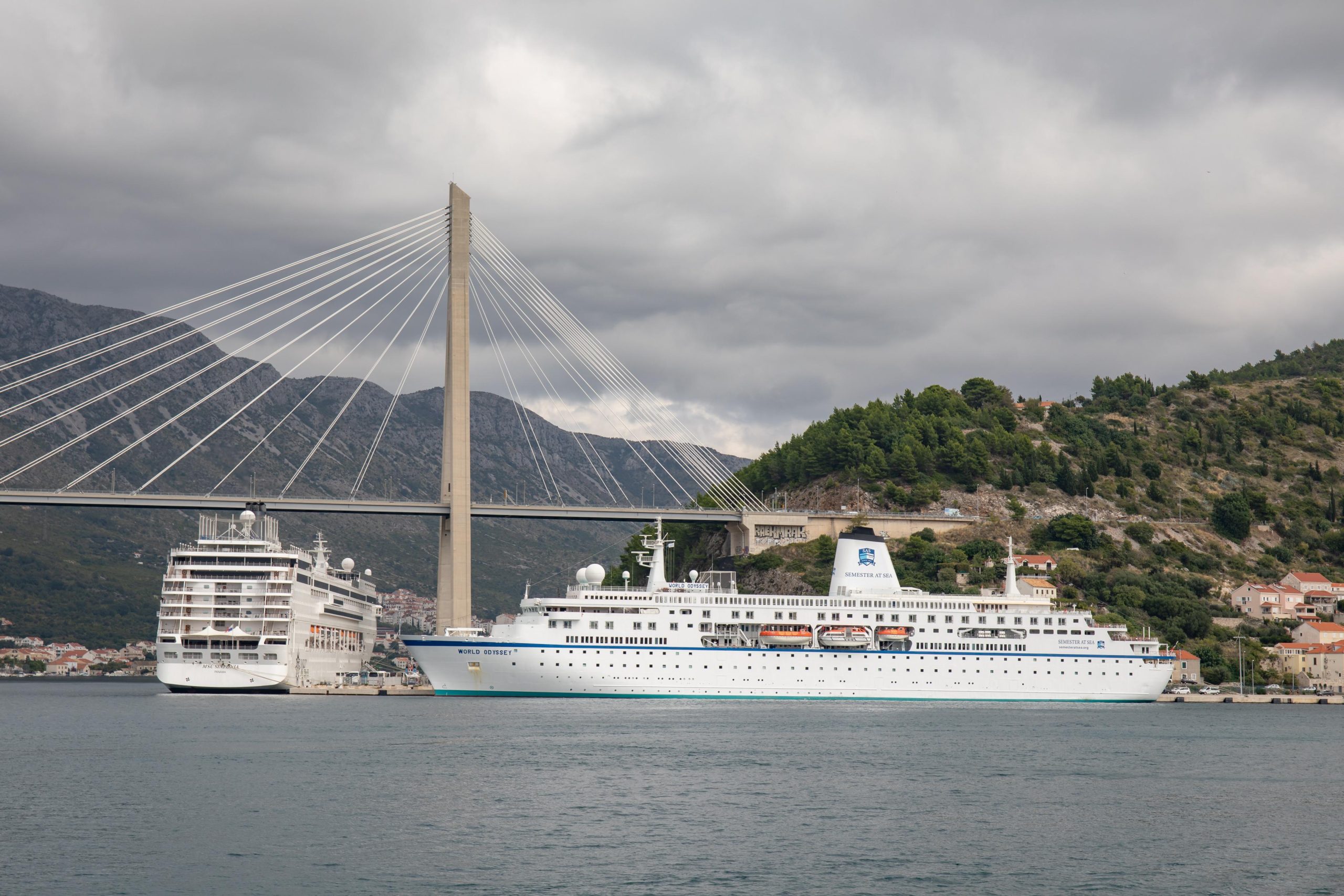 10.10.2019., Babin kuk, Dubrovnik - Pogled na luku Gruz s Babinog kuka. Cetvrtkom je u luci najveci broj kruzera. 
Photo: Grgo Jelavic/PIXSELL