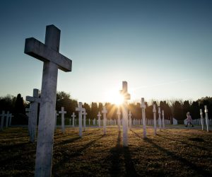 28.10.2021., Vukovar -  Memorijalno groblje zrtava iz Domovinskog rata u Vukovaru.
Na mjestu masovne grobnice na groblju je ekshumirano 938 tijela i na tomu je mjestu postavljen isti broj bijelih mramornih krizeva koji predstavljaju broj zrtava. U sredisnjem dijelu groblja 5. kolovoza 2000. godine postavljen je spomenik ciji je autor Djurdja Ostoja. Spomenik je izradjen od patinirane bronce, visok je cetiri metra, a u sredini je zracni kriz i vjecni plamen. Najmladja zrtva Domovinskog rata imala je svega sest mjeseci, a najstarija 104 godine.