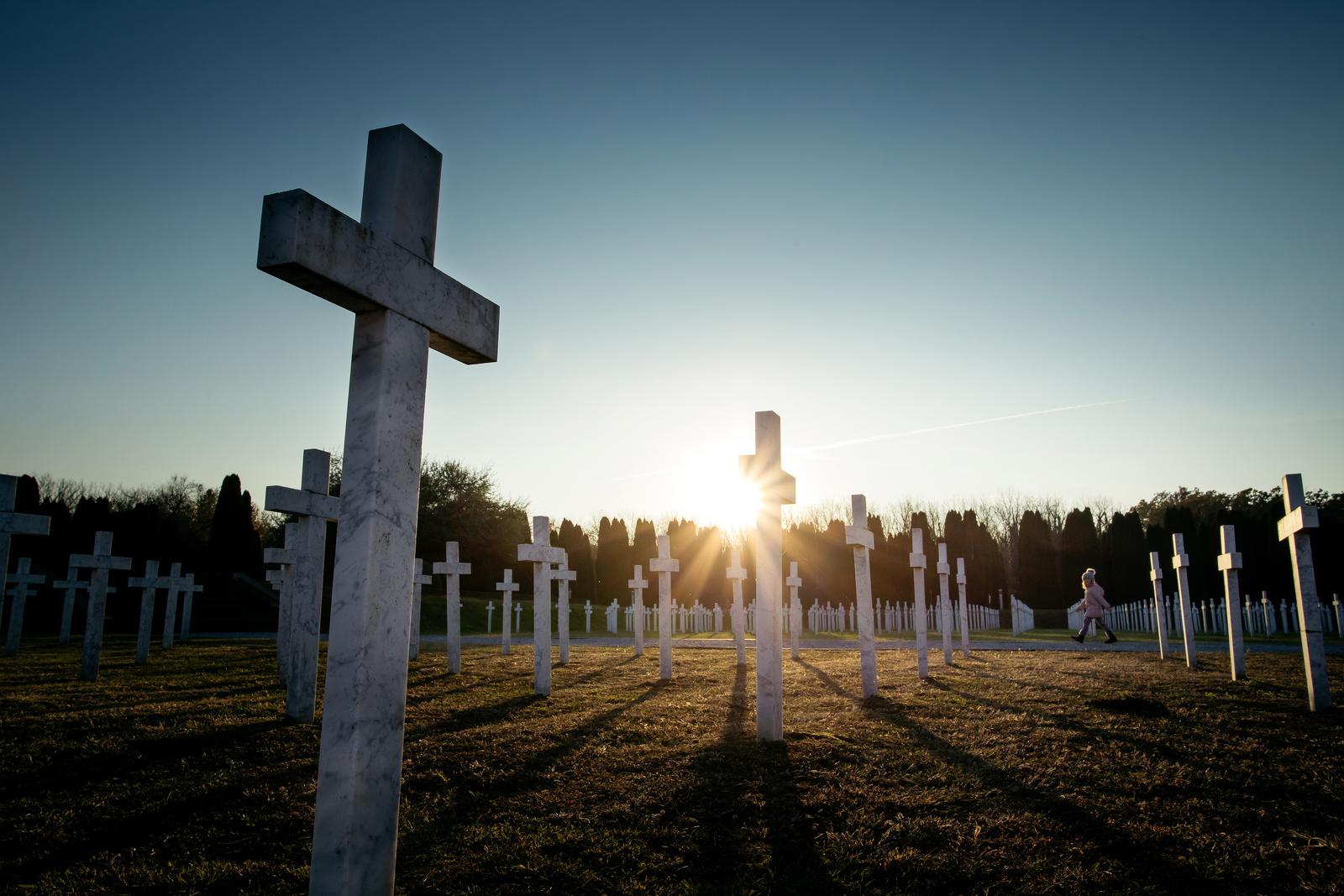 28.10.2021., Vukovar -  Memorijalno groblje zrtava iz Domovinskog rata u Vukovaru.
Na mjestu masovne grobnice na groblju je ekshumirano 938 tijela i na tomu je mjestu postavljen isti broj bijelih mramornih krizeva koji predstavljaju broj zrtava. U sredisnjem dijelu groblja 5. kolovoza 2000. godine postavljen je spomenik ciji je autor Djurdja Ostoja. Spomenik je izradjen od patinirane bronce, visok je cetiri metra, a u sredini je zracni kriz i vjecni plamen. Najmladja zrtva Domovinskog rata imala je svega sest mjeseci, a najstarija 104 godine.
