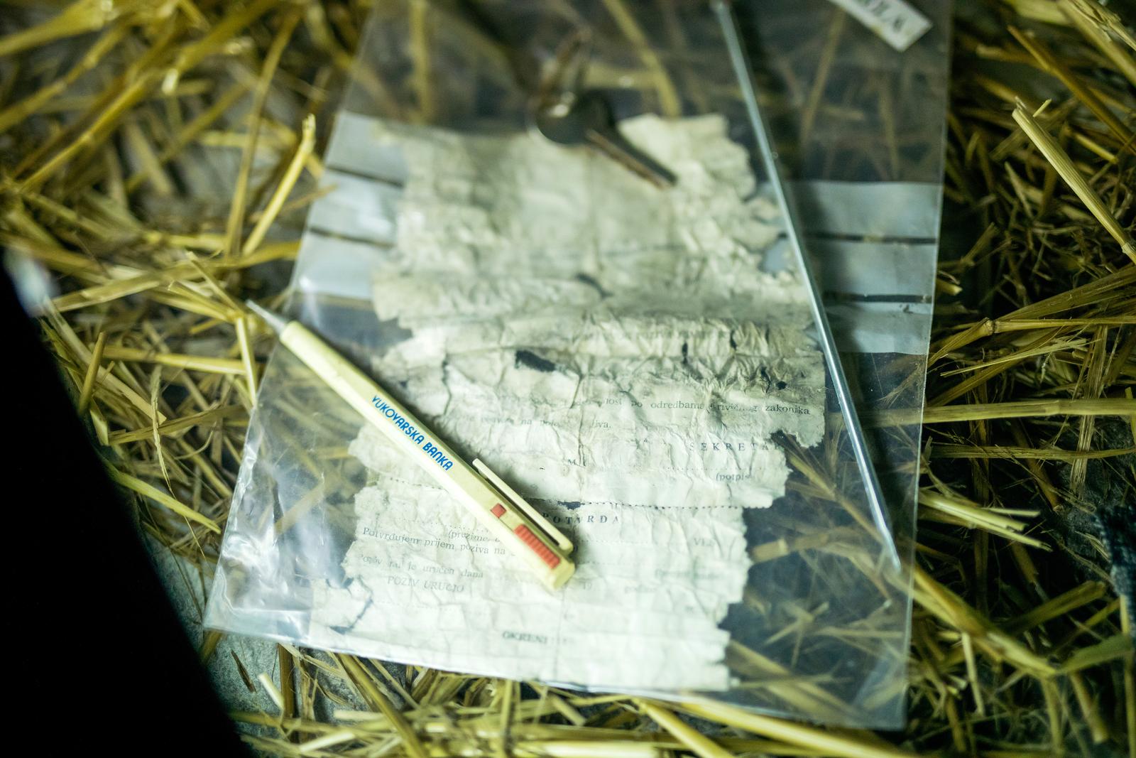 28.10.2021., Vukovar -  Pet kilometara jugoistocno od Vukovara nalazi se farma Ovcara koja je u suvremenoj hrvatskoj povijesti ostala zapamcena kao mjesto najveceg zlocina u Domovinskom ratu.
Hangar koji je u mirnodopsko vrijeme sluzio kao skladiste poljoprivredne mehanizacije od rujna 1991. godine pretvoren je u logor za nesrpsko stanovnistvo grada i okolice. U hangaru je 20. studenoga dovezeno vise od 260 hrvatskih branitelja i civila iz vukovarske bolnice. Po dolasku su im oduzete dragocjenosti i osobni predmeti te su krenula premlacivanja i torture. Prezivjeli su u vecernjim i nocnim satima istoga dana vozeni na lokaciji udaljenu oko jedan kilometar od hangara gdje ih je usred oranice cekala iskopana jama. Njih 200 smaknuto je hicima i zakopano bez ikakvog obiljezja. Danas se na mjestu hangara nalazi Spomen dom Ovcara koji cuva sjecanje na ranjenike i civile odvedene iz vukovarske bolnice, zatvorene i mucene u bivsem hangaru, a potom pogubljene i zakopane. Pokolj na Ovcari, odnosno pokolj u Vukovaru, bio je ratni zlocin koji su pocinili pripadnici JNA i srpskih paravojnih postrojba u noci s 20. na 21. studenoga 1991. godine tijekom srpske okupacije Vukovara. Tada je ubijeno izmedju 255 i 264 civila i vojnika, uglavnom Hrvata.To je bio najveci pojedinacni pokolj Domovinskog rata.  Medju ubijenima su bili francuski ratni dragovoljac Jean-Michel Nicolier i hrvatski novinar Sinisa Glavasevic.
