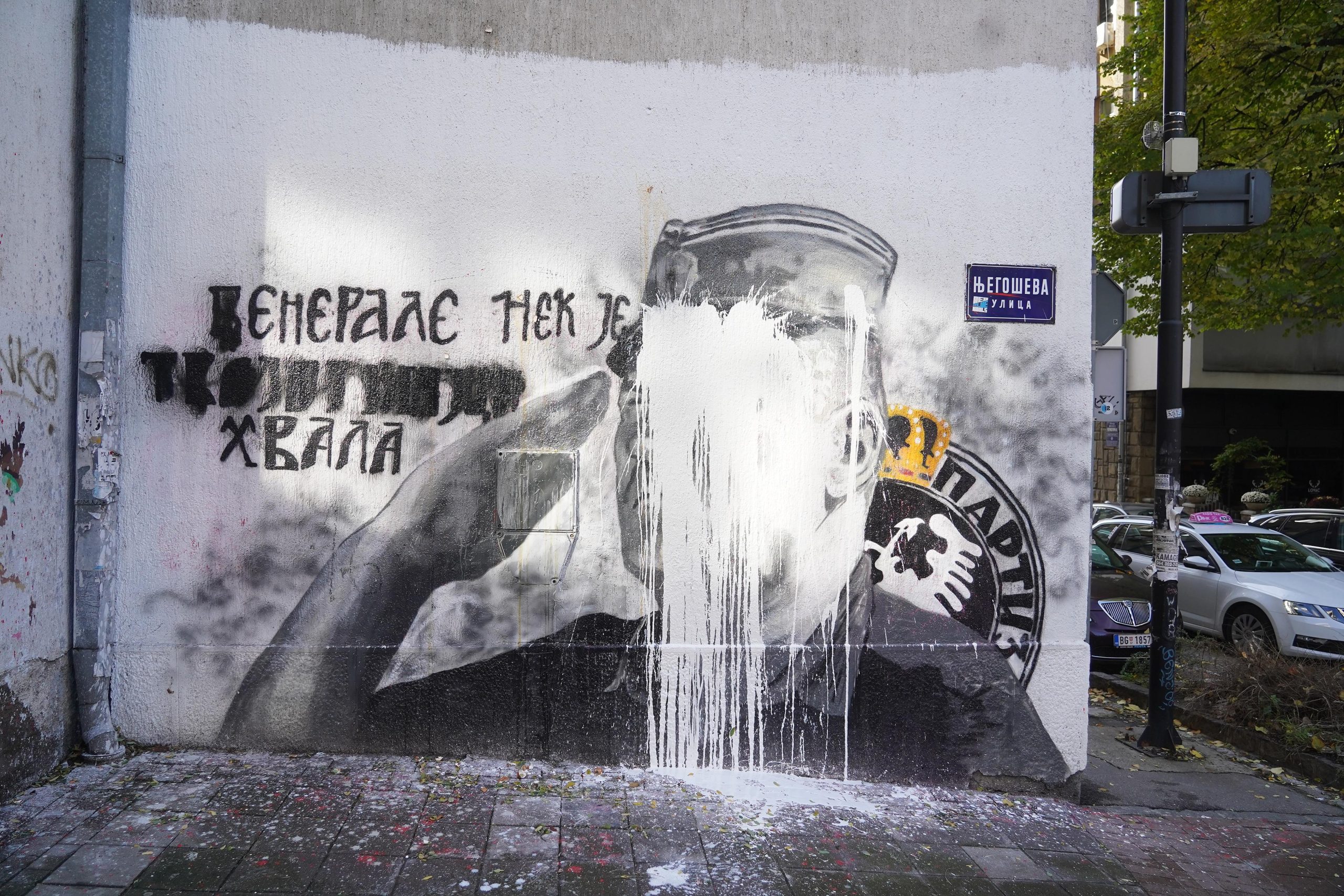 10, November, 2021, Belgrade - A bucket of lime was thrown on the mural with the image of Ratko Mladic, and behind it stands Djordjo Zujovic, a longtime activist and member of the Social Democratic Party of Serbia. Photo: Antonio Ahel/ATAImages

10, novembar, 2021, Beograd  - Na mural sa likom Ratka Mladica bacena je kofa kreca, a iza toga stoji Djordjo Zujovic, dugogodisnji aktivista i clan Socijaldemokratske partije Srbije. Photo: Antonio Ahel/ATAImages