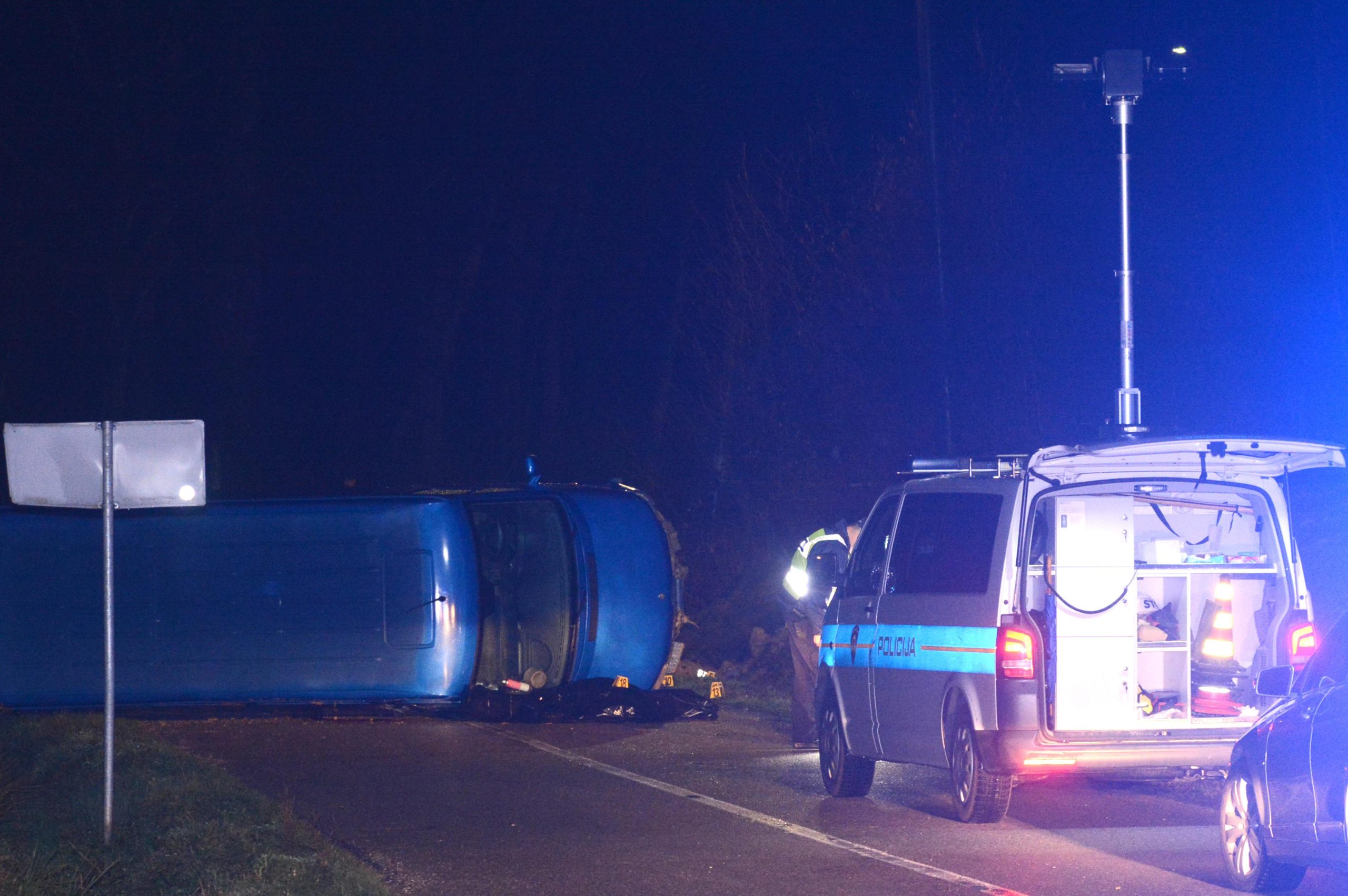 11.03.2019., Madzari, Sisak - U prevrtanju kombi vozila koje se dogodilo oko 17 sati, jedna je osoba poginula (suvozac) dok je vozac ozlijedjen. Zbog ocevida za sav promet bila je zatvorena ZC 3208 Blinja-Komarevo. Photo: Nikola Cutuk/PIXSELL