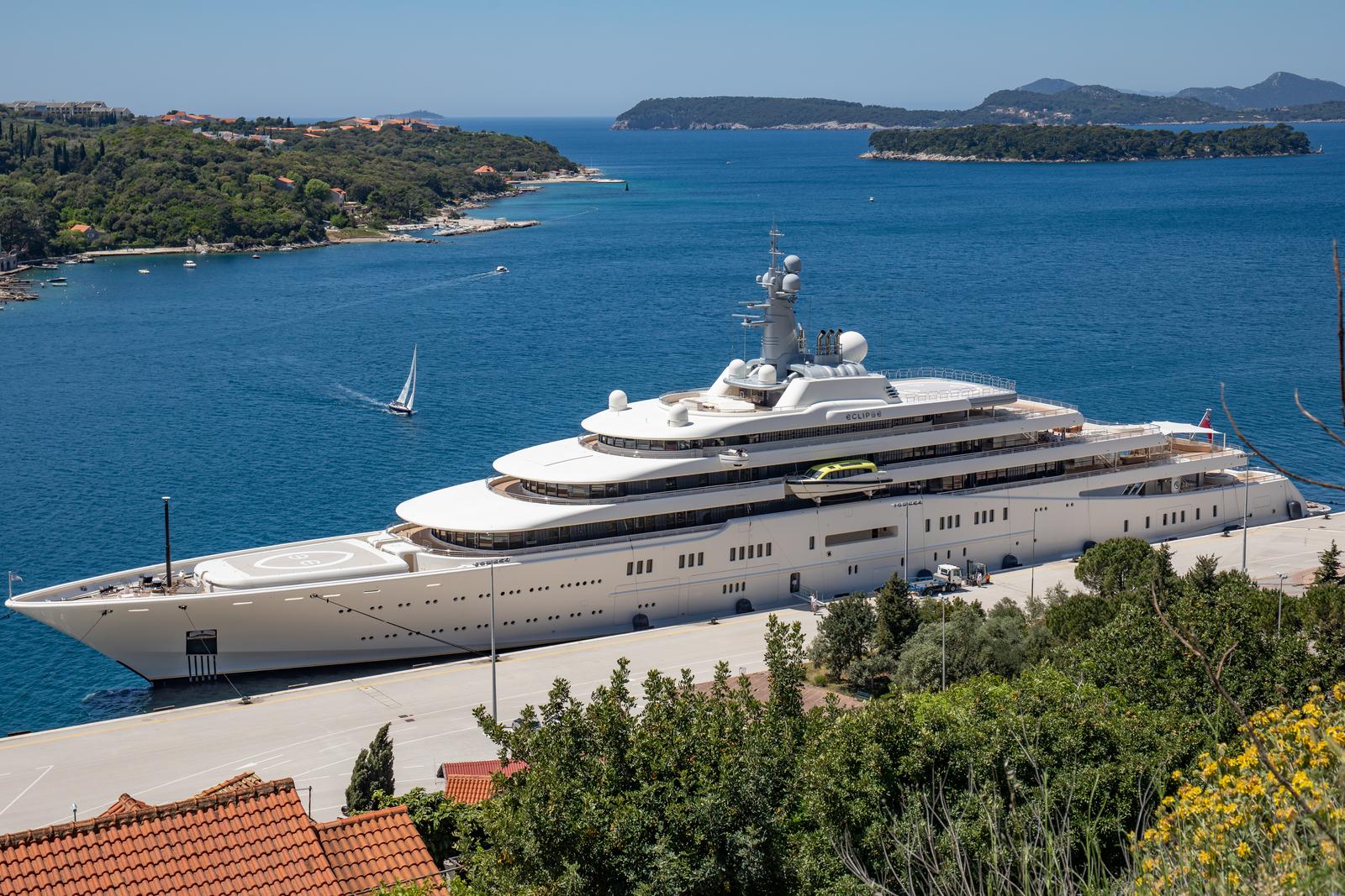 11.05.2021., Most Franja Tudjmana, Dubrovnik - Jahte My Vanish u vlasnistvu Larry Van Tuylea i Eclipse Romana Abramovica vezane u luci Gruz.
Photo: Grgo Jelavic/PIXSELL