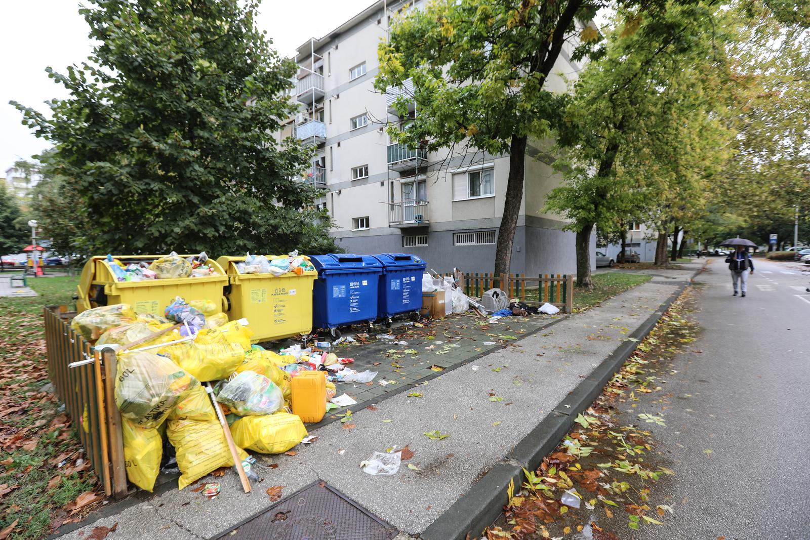 11.10.2021.,Zagreb, U zagrebackom naselju Gajnice, nagomilan komunalni otpad, otpad za reciiklazu,plastika te stari papir, a kako navodi stanovnik Gajnica, neodgovorni gradjani odbacili su i zivotinjski otpad, tj pokvareno meso. 
Photo: Robert Anic/PIXSELL