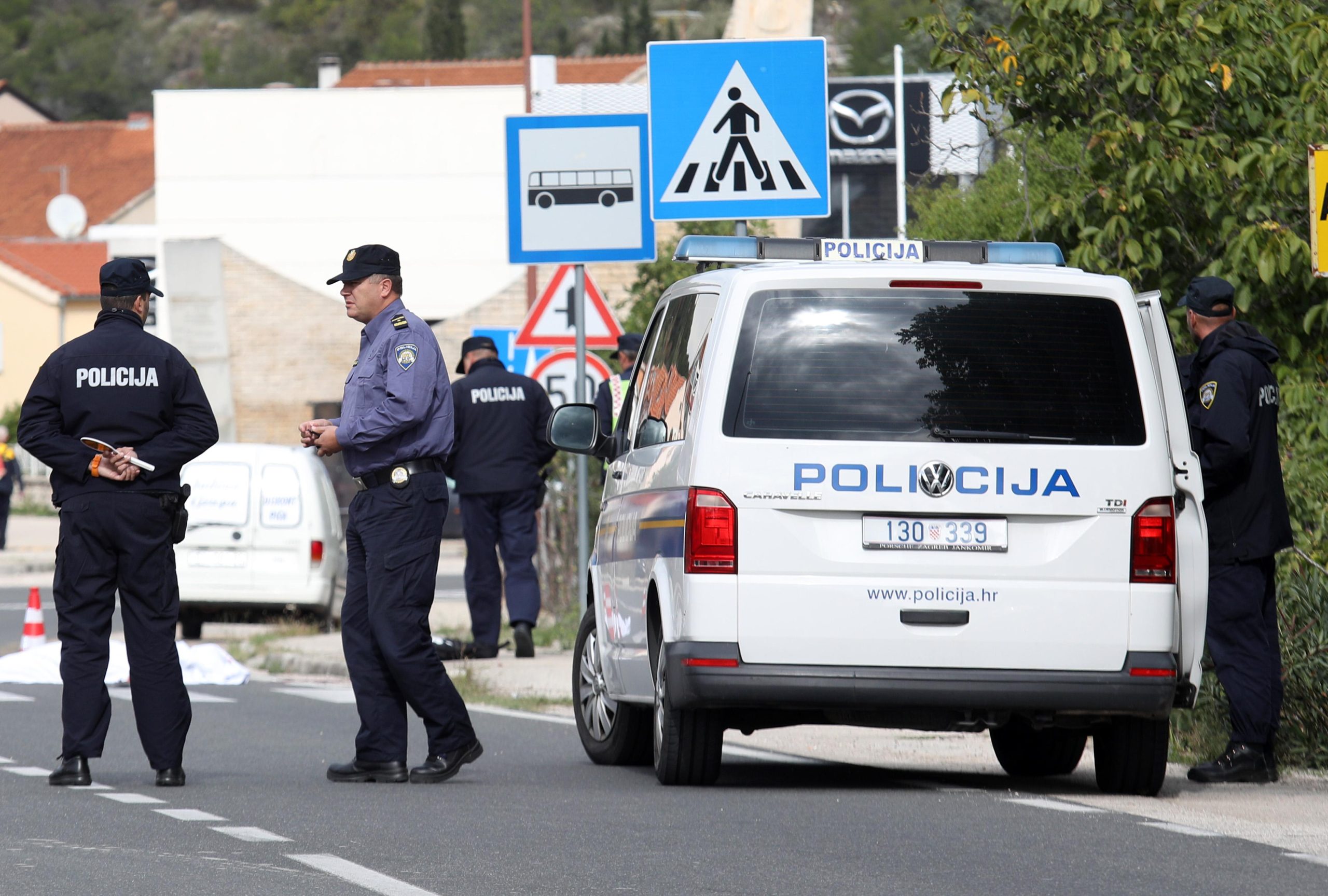 11.10.2021., Bilice - Na cesti kod Bilica u prometnoj nesreci smrtno je stradala jedna osoba. Na mjestu dogadjaja obavlja ocevid, promet na mjestu nesrece je obustavljen i preusmjerava se na druge ceste. Photo: Dusko Jaramaz/PIXSELL