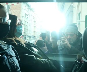 11.11.2021., Zagreb - Po nalogu Ureda europske javne tuziteljice (EPPO), policija je u Vinkovcima uhitila bivsu ministricu regionalnoga razvoja i fondova EU Gabrijelu Zalac. U istoj akciji u Zagrebu je uhicen aktualni ravnatelj Sredisnje agencije za financiranje i ugovaranje programa i projekata EU (SAFU) Tomislav Petric, a na podrucju Splita poduzetnici Marko Jukic, vlasnik informaticke tvrtke Ampelos, kojoj je 2018. na temelju natjecaja dodijeljen posao izrade softvera tezak 16,24 milijuna kuna, te Mladen Simunac, vlasnik tvrtke Micro projekt i prijatelj Gabrijele Zalac. Cetvero osumnjicenih u aferi Softver prepraceno je pred suca istrage zagrebackog Zupanijskog suda po nalogu EPPO uz prijedlog odredjivanje istraznog zatvora protiv svih okrivljenika.