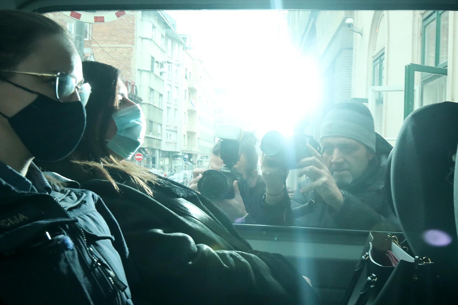11.11.2021., Zagreb - Po nalogu Ureda europske javne tuziteljice (EPPO), policija je u Vinkovcima uhitila bivsu ministricu regionalnoga razvoja i fondova EU Gabrijelu Zalac. U istoj akciji u Zagrebu je uhicen aktualni ravnatelj Sredisnje agencije za financiranje i ugovaranje programa i projekata EU (SAFU) Tomislav Petric, a na podrucju Splita poduzetnici Marko Jukic, vlasnik informaticke tvrtke Ampelos, kojoj je 2018. na temelju natjecaja dodijeljen posao izrade softvera tezak 16,24 milijuna kuna, te Mladen Simunac, vlasnik tvrtke Micro projekt i prijatelj Gabrijele Zalac. Cetvero osumnjicenih u aferi Softver prepraceno je pred suca istrage zagrebackog Zupanijskog suda po nalogu EPPO uz prijedlog odredjivanje istraznog zatvora protiv svih okrivljenika.