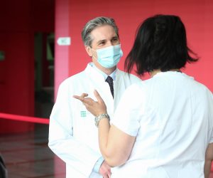 12.05.2021., Zagreb - Sindikati medicinskih sestara daruju 1000 ruza sestrama kb dubrava povodom Medunarodnog dana sestrinstva.Ivica Luksic.
Photo: Matija Habljak/PIXSELL