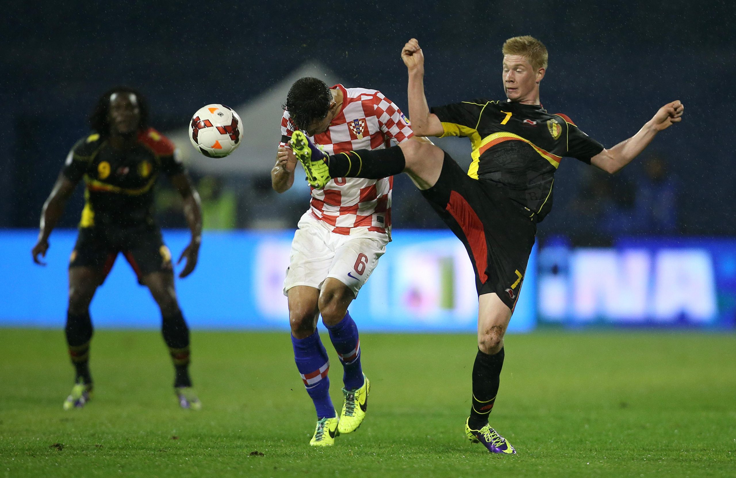 11.10.2013., stadion Maksimir, Zagreb - Kvalifikacijska nogometna utakmica za Svjetsko prvenstvo 2014. u Brazilu, skupina A, Hrvatska - Belgija. Dejan Lovren, Kevin De Bruyne. 
Photo: Igor Kralj/PIXSELL